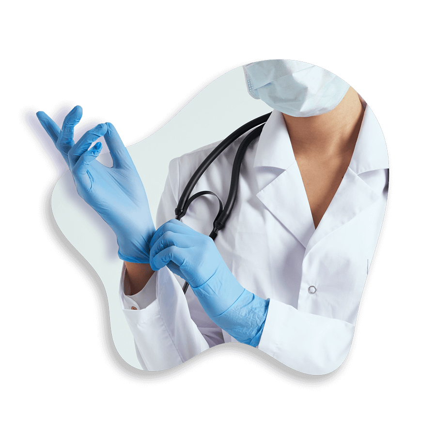 enfermera con guantes de nitrilo azules